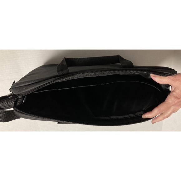 Case Logic Padded Zipper Case for 15.6” Laptop Canvas Outer Shell Black NWT - Picture 5 of 8